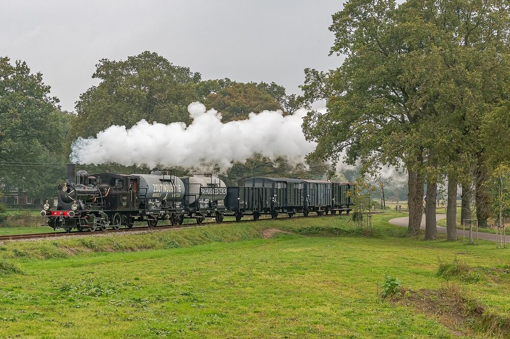 Stoomtrein van de Museum Buurtspoorweg in het Twentse landschap